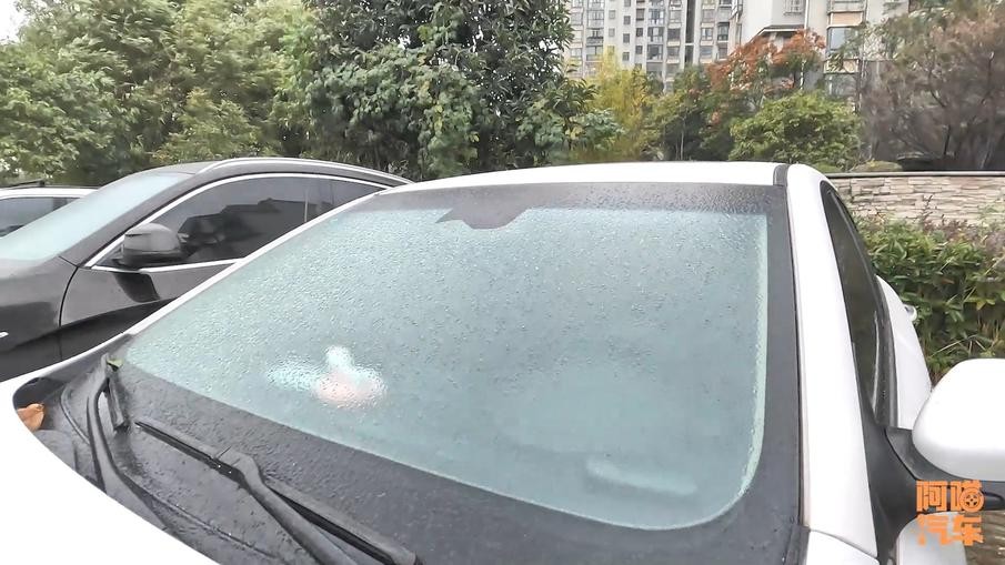 车玻璃结冰了怎么快速解冻方法（挡风玻璃结冰怎么处理用温水浇可以吗）